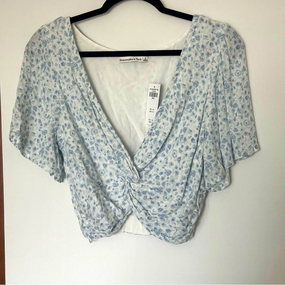 NWT Abercrombie blue and white floral top